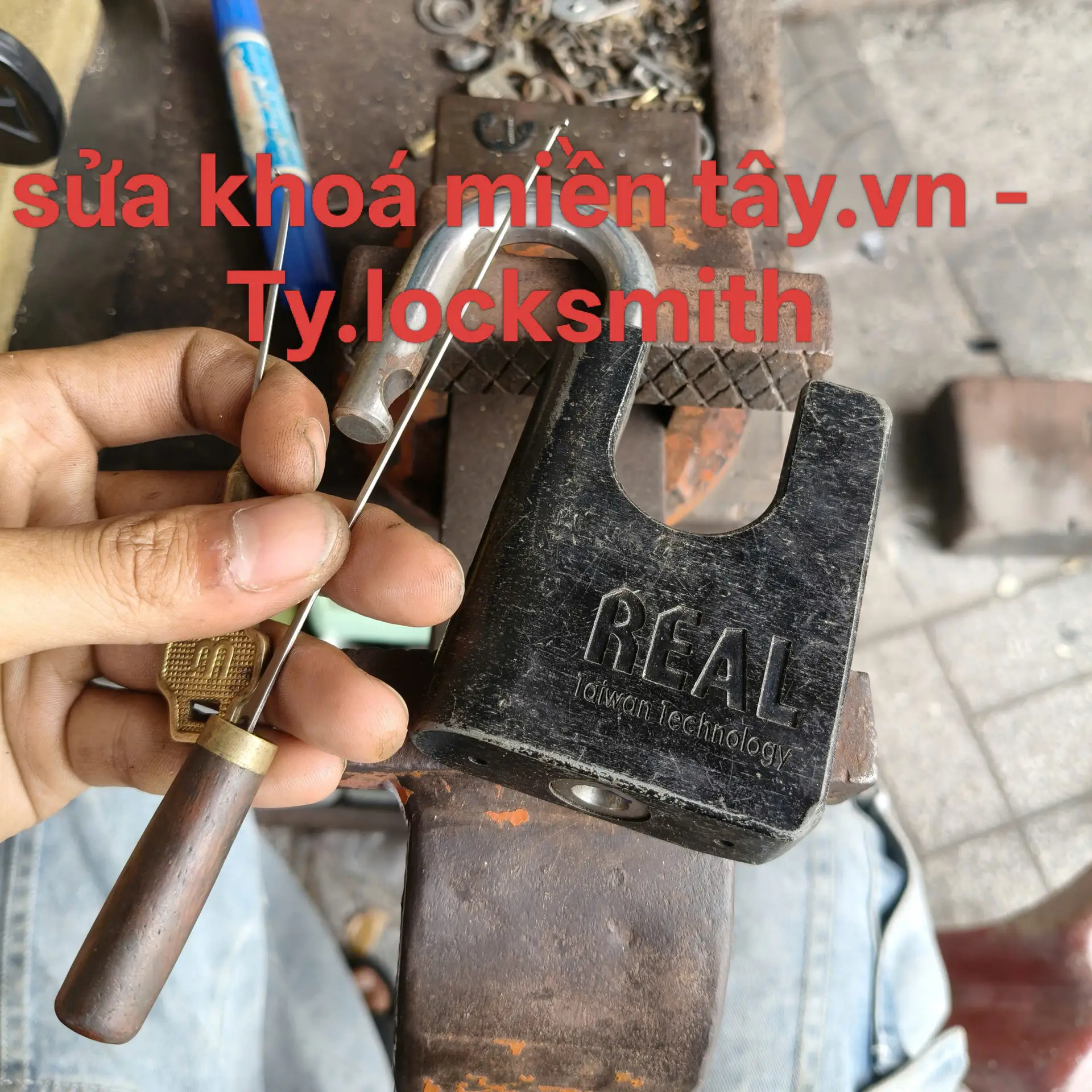 sửa kh&oacute;a miền t&acirc;y