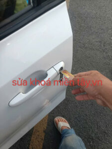 mở khóa xe hơi long xuyên