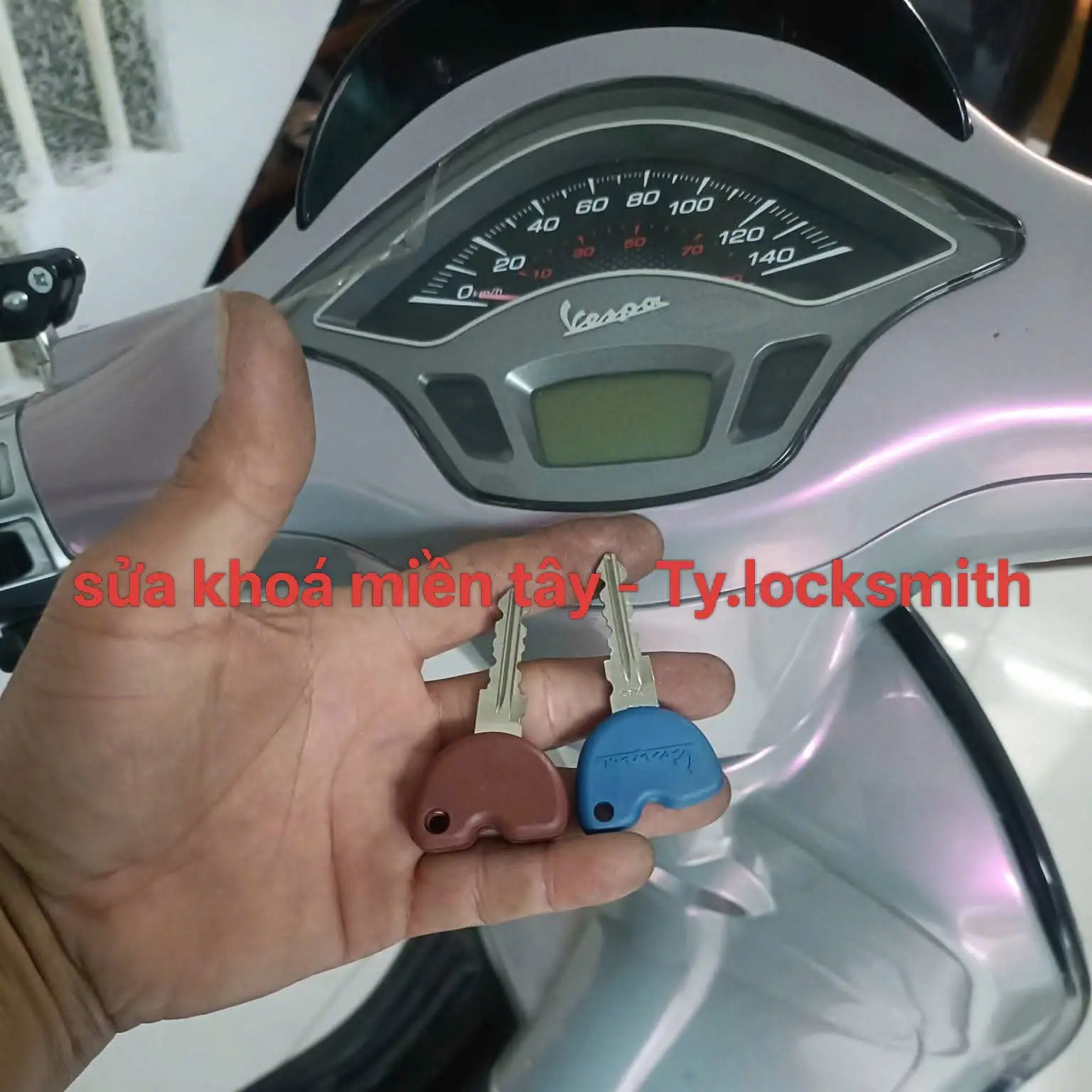 l&agrave;m ch&igrave;a kh&oacute;a xe vespa c&oacute; chip tận nơi 24/7