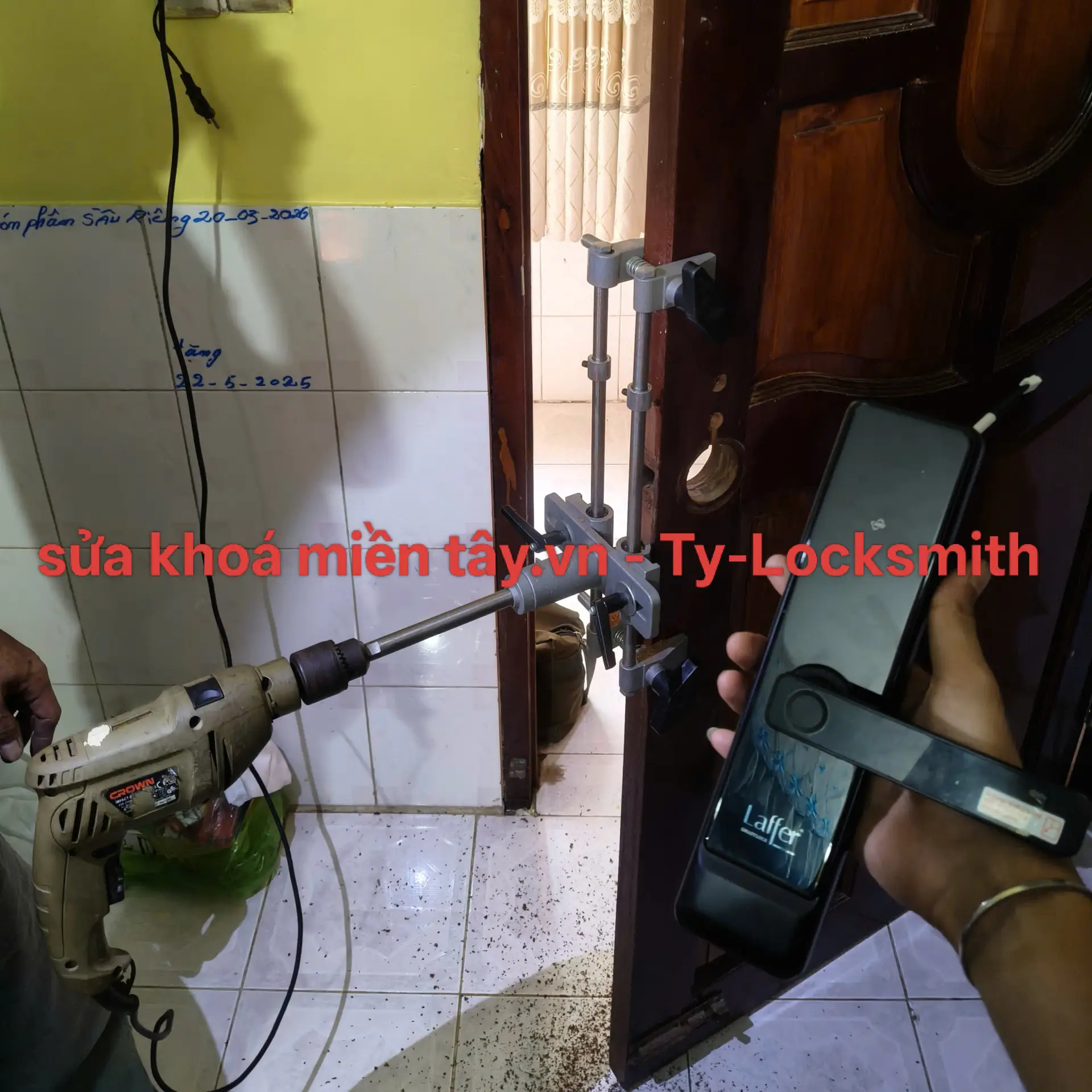 sửa kh&oacute;a điện tử tphcm